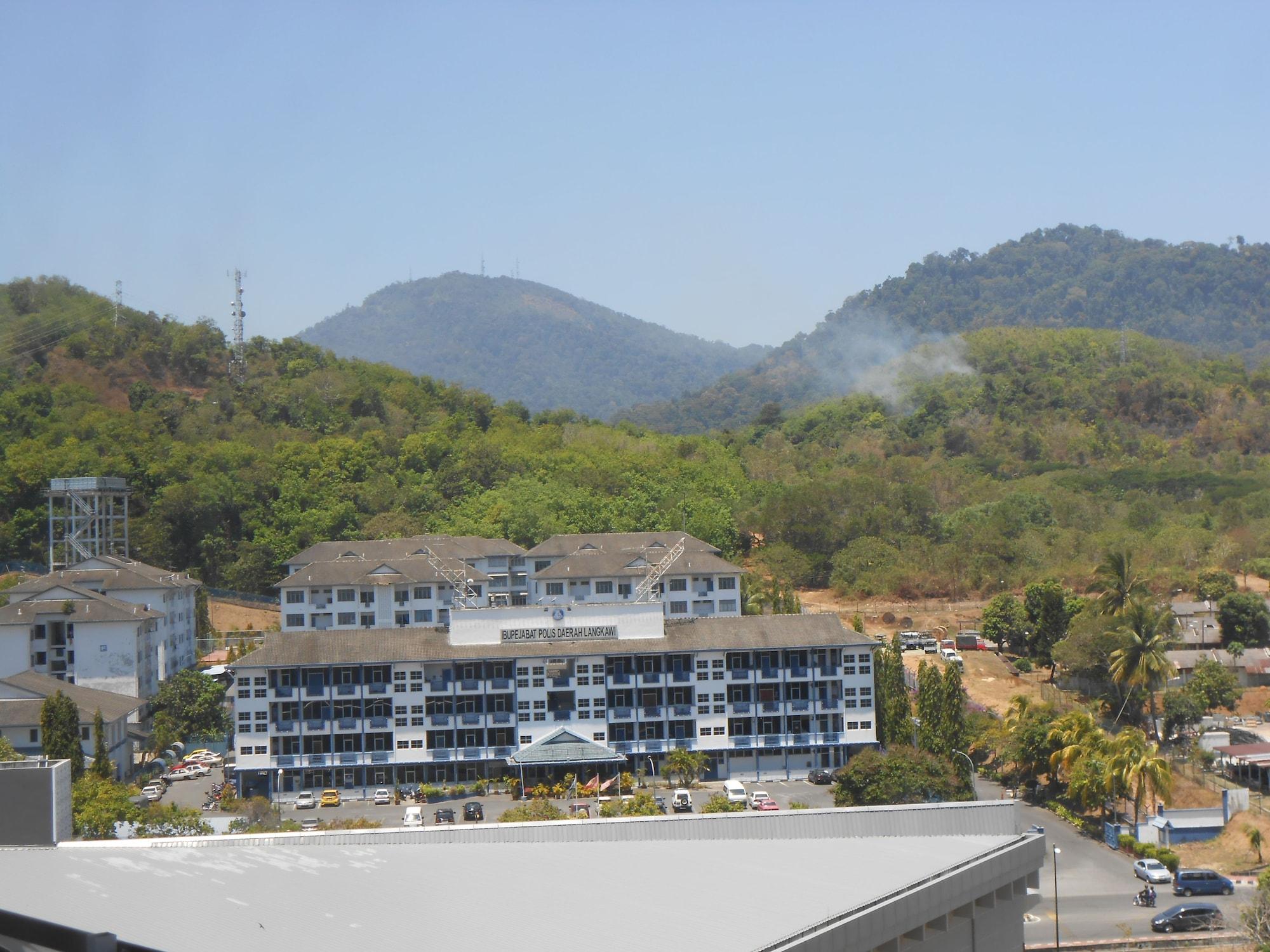 Hig Hotel Kuah Bagian luar foto